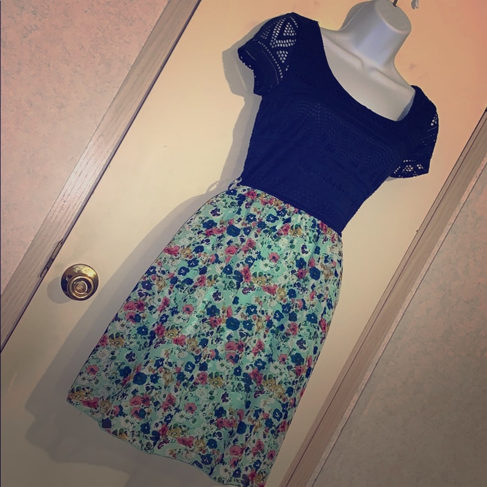 Short summer dress navy lace and floral print